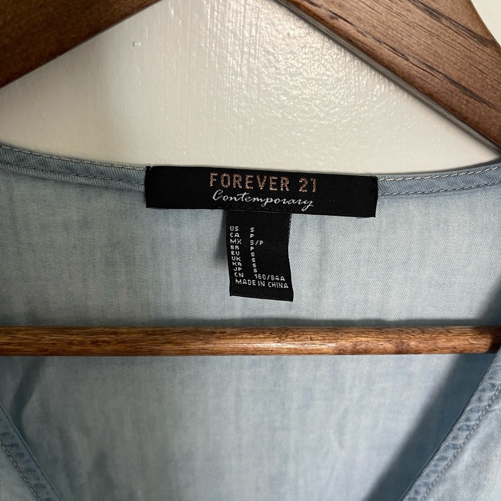 Adorable F21 wrap top - Picture 4 of 4